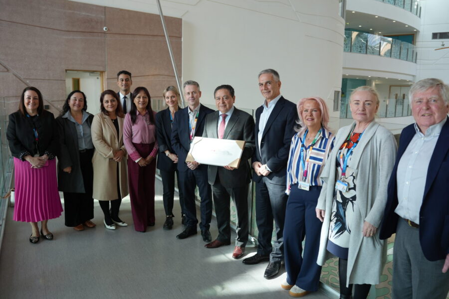 Group photo of Alder Hey and delegates from Peru